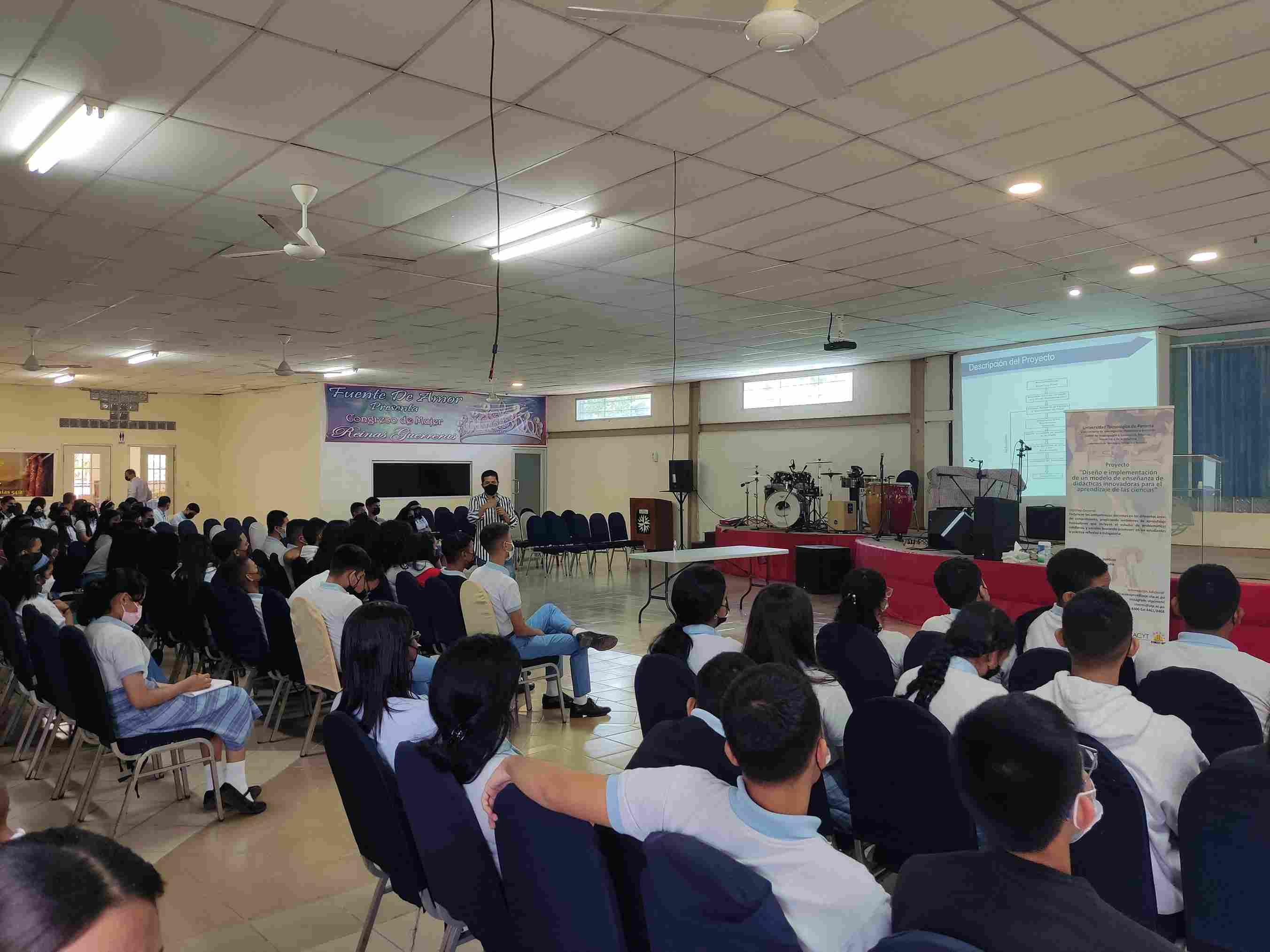 Estudiantes del Buen Pastor escuchando la presentación sobre el proyecto