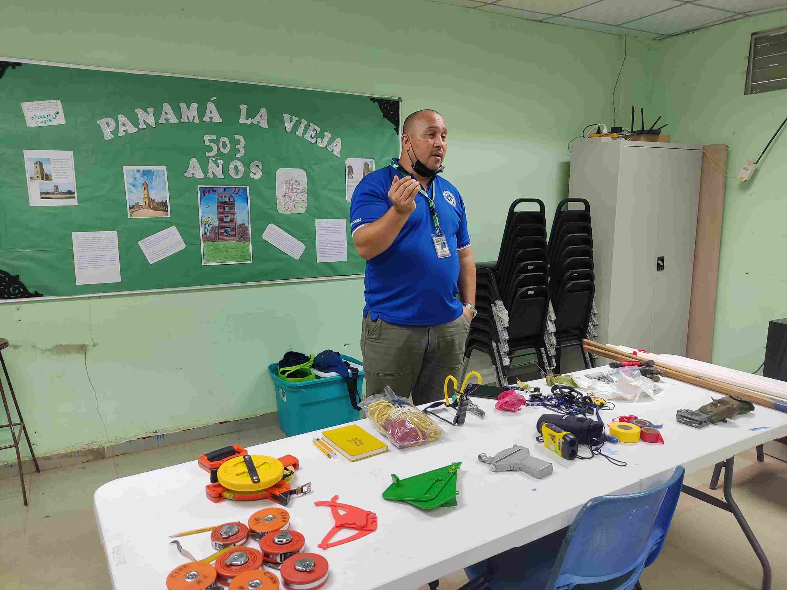 El Mgtr. Jiménez explicando a los estudiantes del colegio